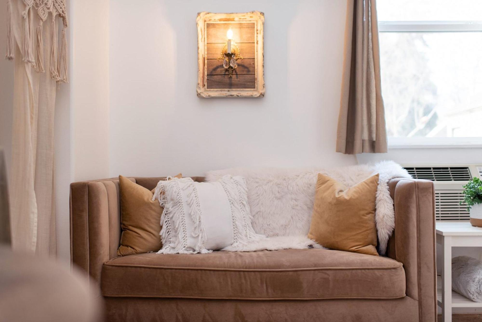 Le Petit Guesthouse -King Bed Walk To Whitworth Nine Mile Falls エクステリア 写真