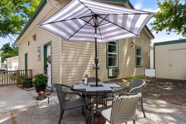 Le Petit Guesthouse -King Bed Walk To Whitworth Nine Mile Falls エクステリア 写真